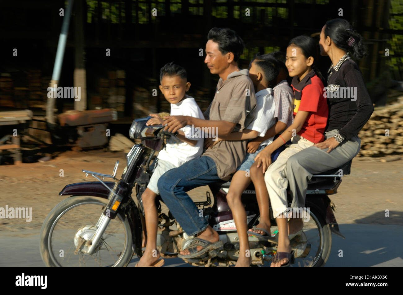 Voll gestopft voll Motorrad einer Familie mit sechs Personen in der Nähe von Phnom Penh Kambodscha Stockfoto