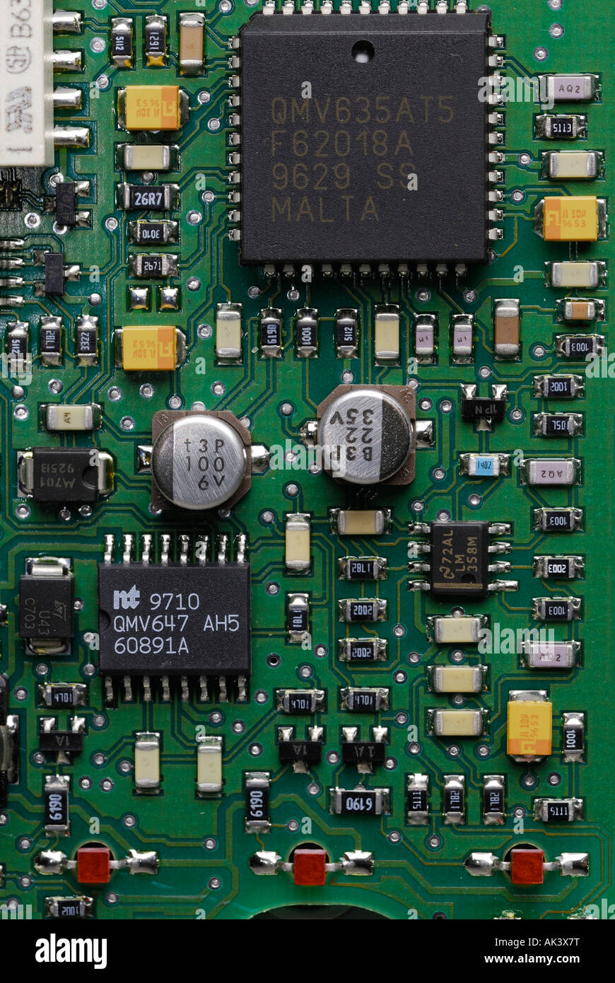 Mikrochips und Elektronik auf einem Telefon-Leiterplatte Stockfoto