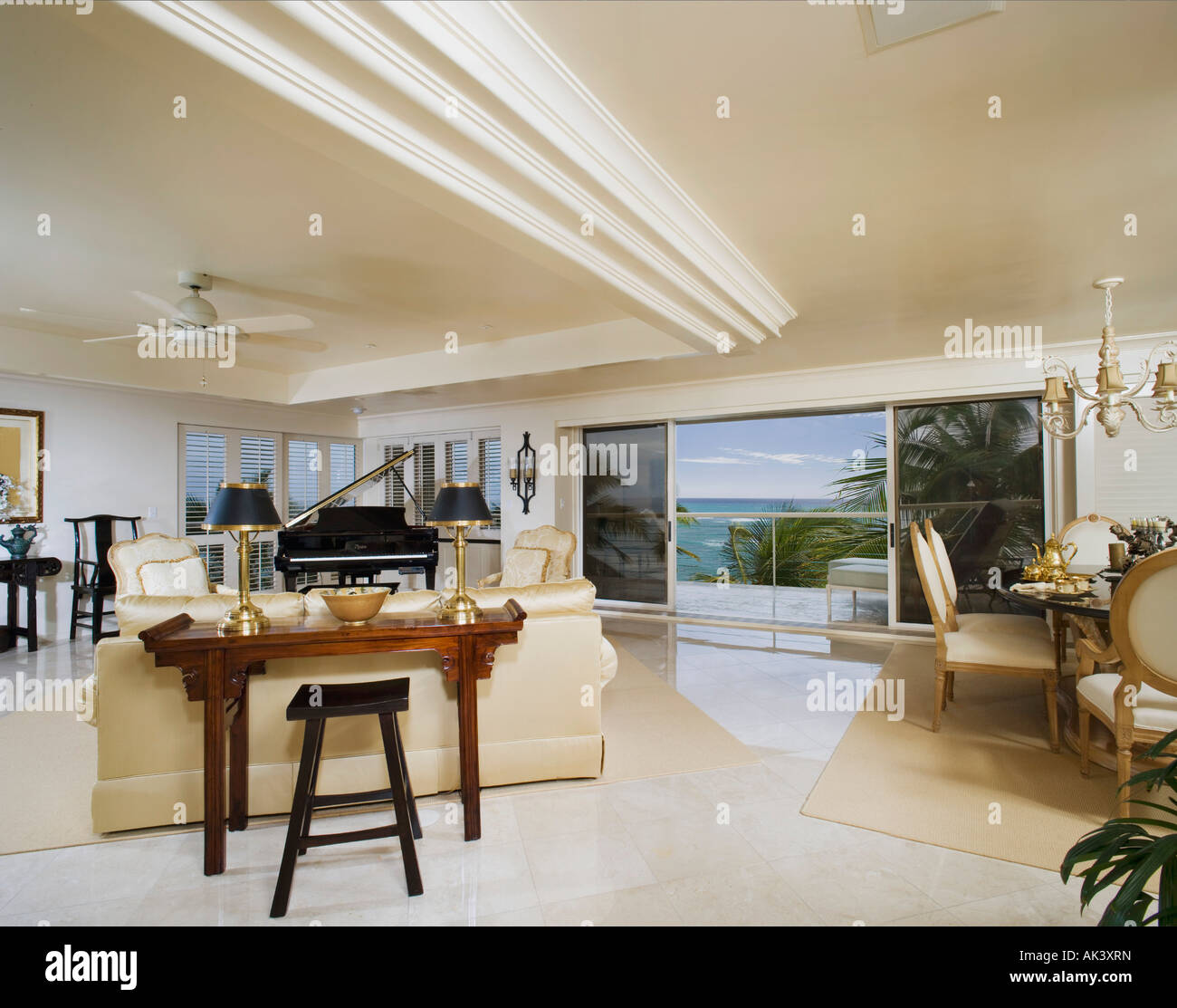Zeitgenössische Wohnzimmer mit Blick aufs Meer Stockfoto