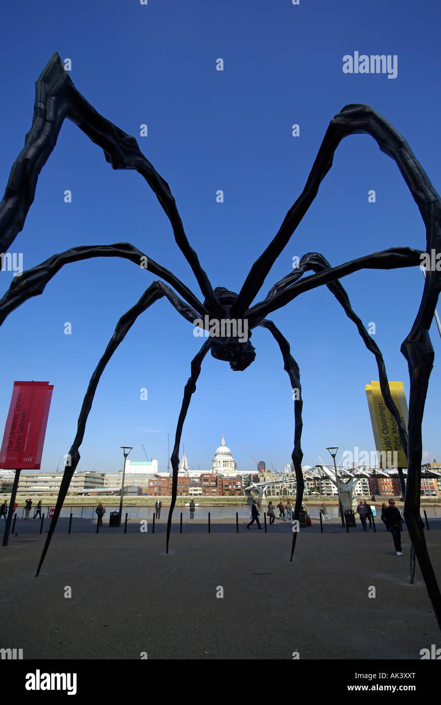 Maman Spinne Skulptur in der Londoner Tate Modern bilden einen Rahmen für Kuppel der St. Pauls Kathedrale und die City of London Skyline über Stockfoto