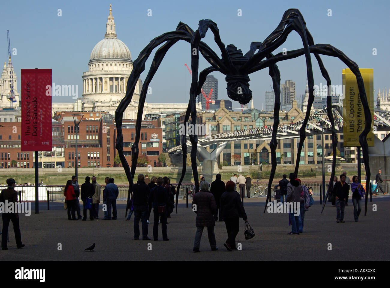 Maman Spinne Skulptur in der Londoner Tate Modern mit Kuppel der St. Pauls Kathedrale und Themse über Stockfoto