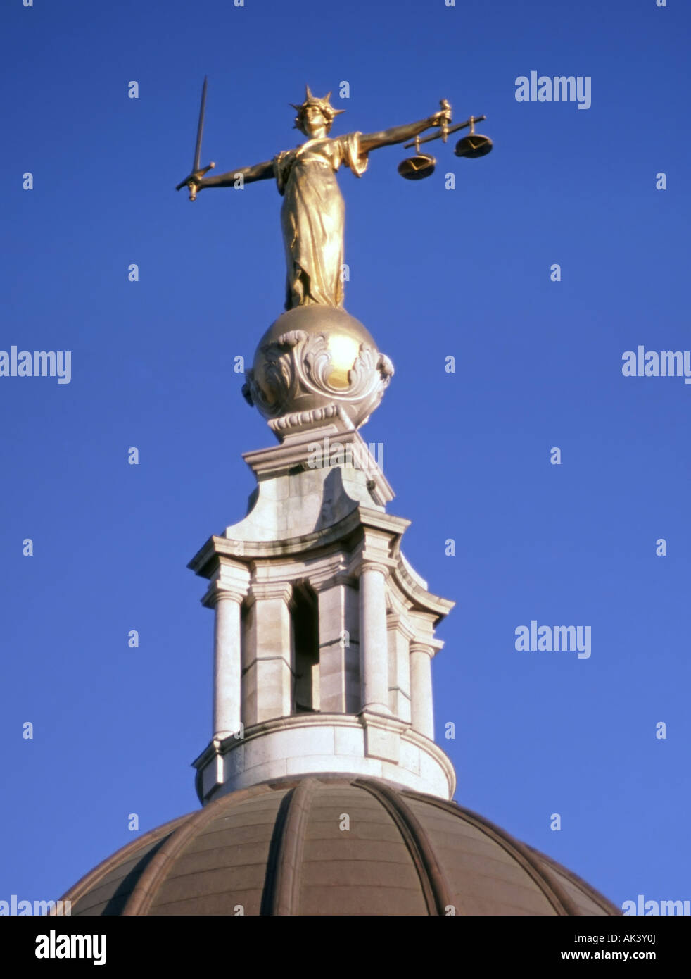Bronze Statue Skulptur Lady Gerechtigkeit oder Waage der Gerechtigkeit holding Schwert über Old Bailey Gerichtsgebäude zentralen Strafgerichtshof in der Stadt London, Großbritannien Stockfoto
