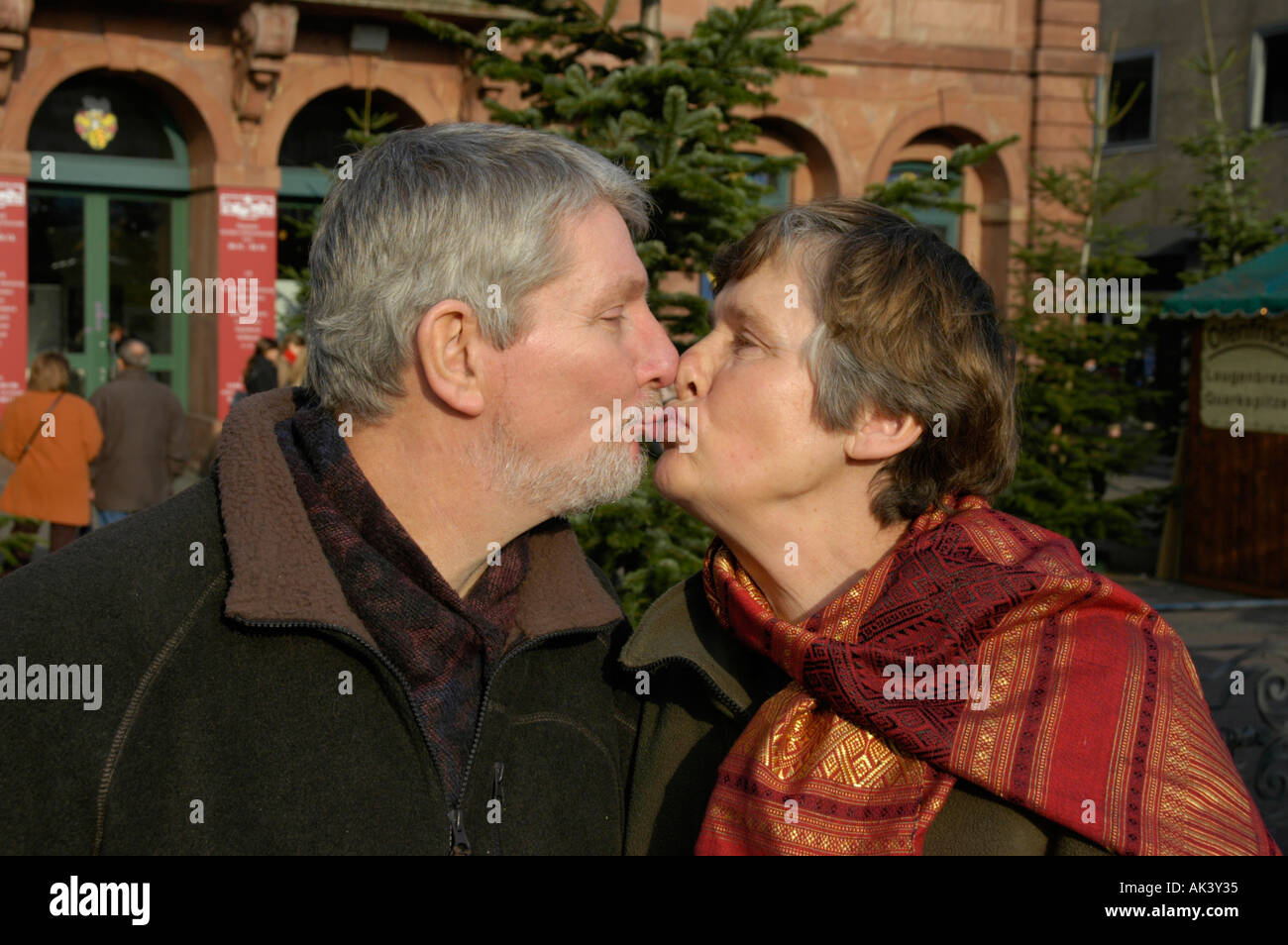 Herr ältere paar Küssen auf dem Weihnachtsmarkt von Hanau am Main Deutschland Stockfoto