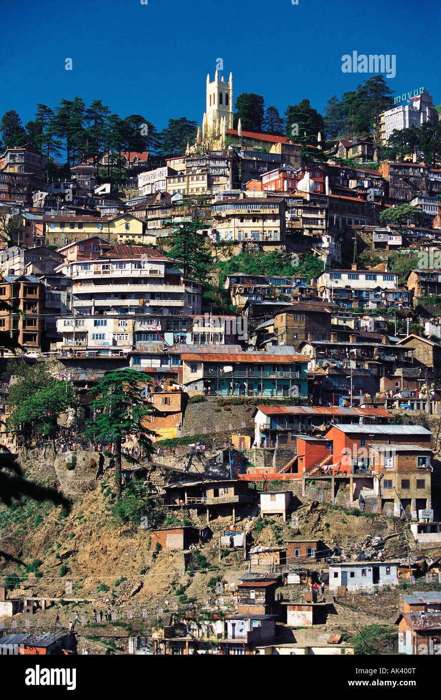 Indien. Himachal Pradesh. Shimla. Stadtgebäude mit Christuskirche auf Hügel. Stockfoto