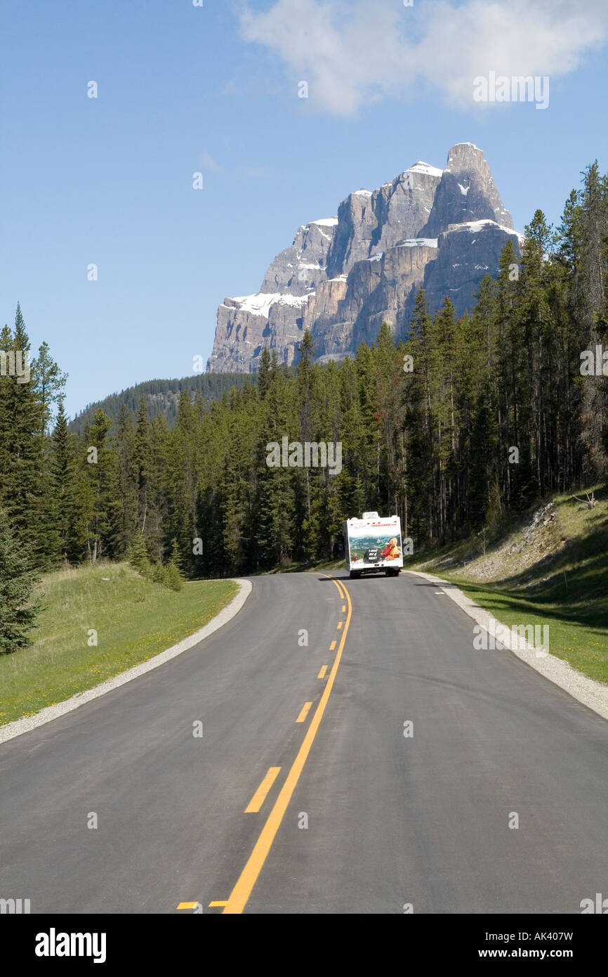 Schloss Berg dominiert eine Strecke von der Bow Valley Parkway North von Banff, Alberta, Kanada Stockfoto