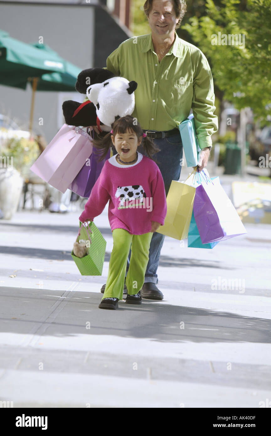 Ein junges Mädchen mit ihrem Vater einkaufen Stockfoto