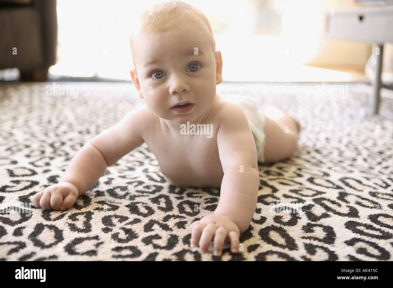 Baby Junge Kriecht Auf Leopard Print Teppich Stockfotografie Alamy