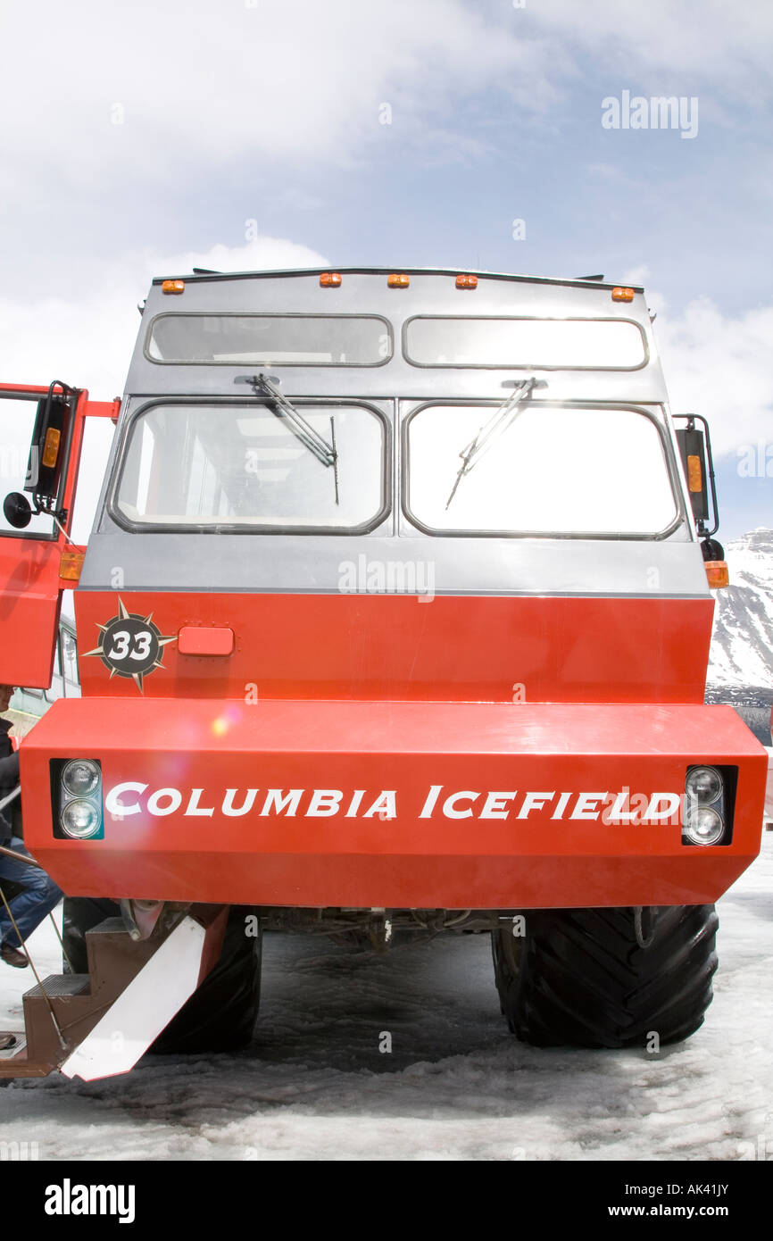 Snocoaches nehmen Touristen auf den Athabasca Gletscher in den kanadischen Rockies Stockfoto