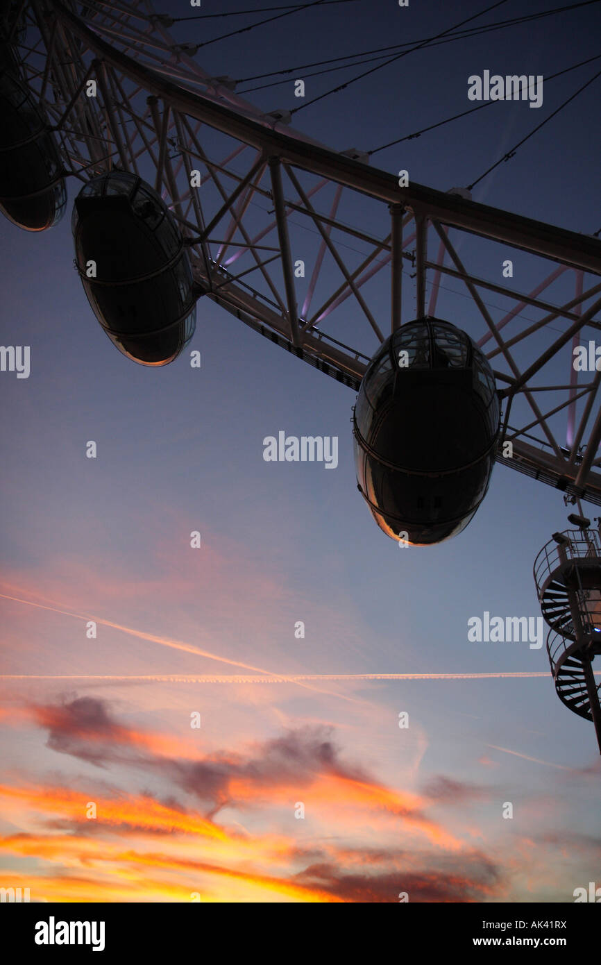 Das London Eye in der Abenddämmerung Stockfoto