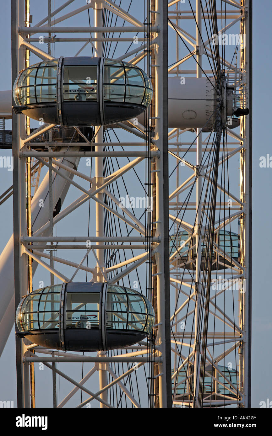 Speichen und Gondeln auf dem London Eye - Sonnenuntergang Stockfoto