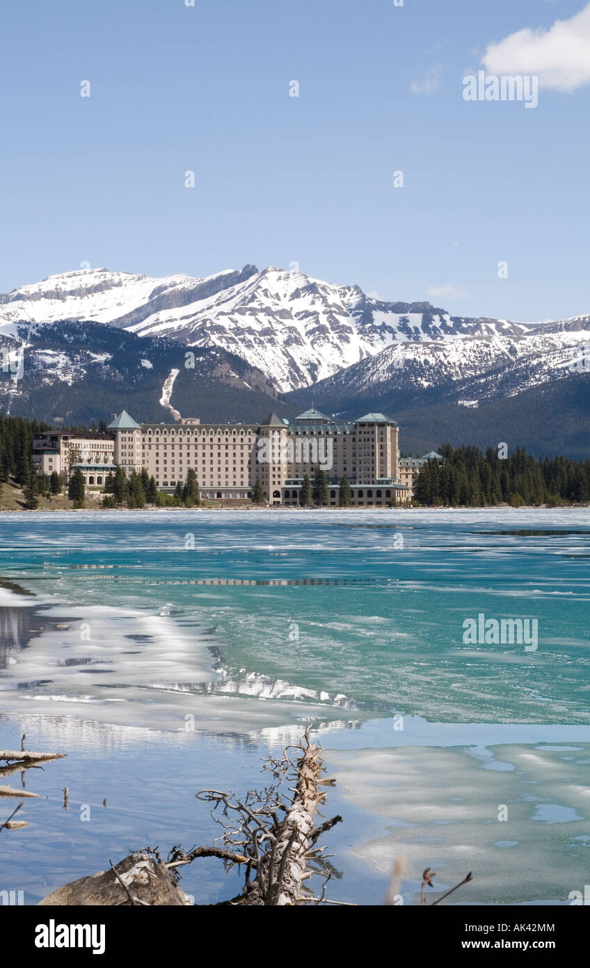 Chateau Lake Louise dominiert der Nord-östlichen Ende eine gefrorene Lake Louise in Alberta, Kanada Stockfoto