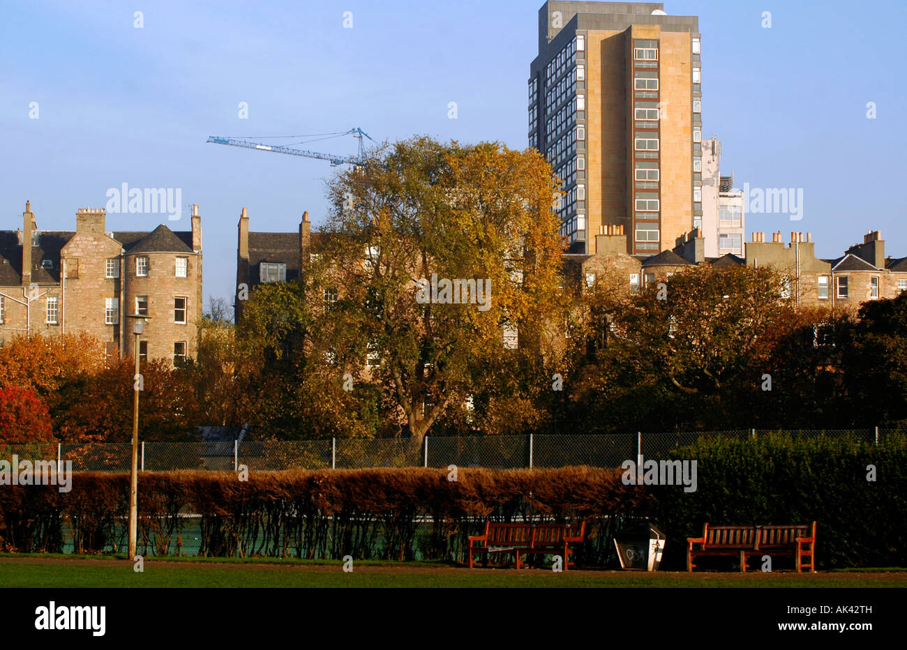 David Hume Turm, Universität Edinburgh aus The Meadows, Edinburgh, Schottland Stockfoto