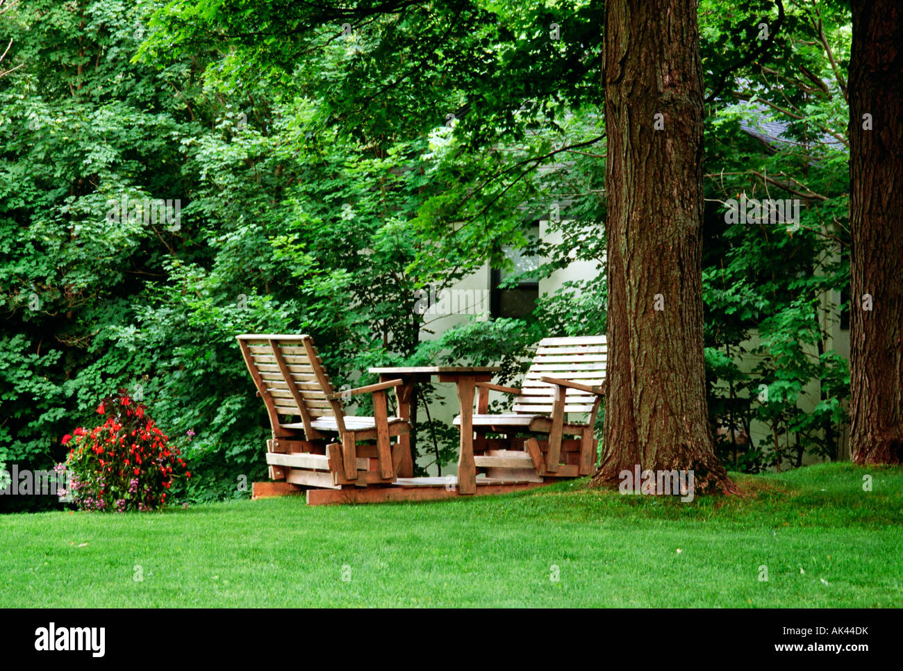 Holzstühle, eingerichtet in einem Hof Stockfoto