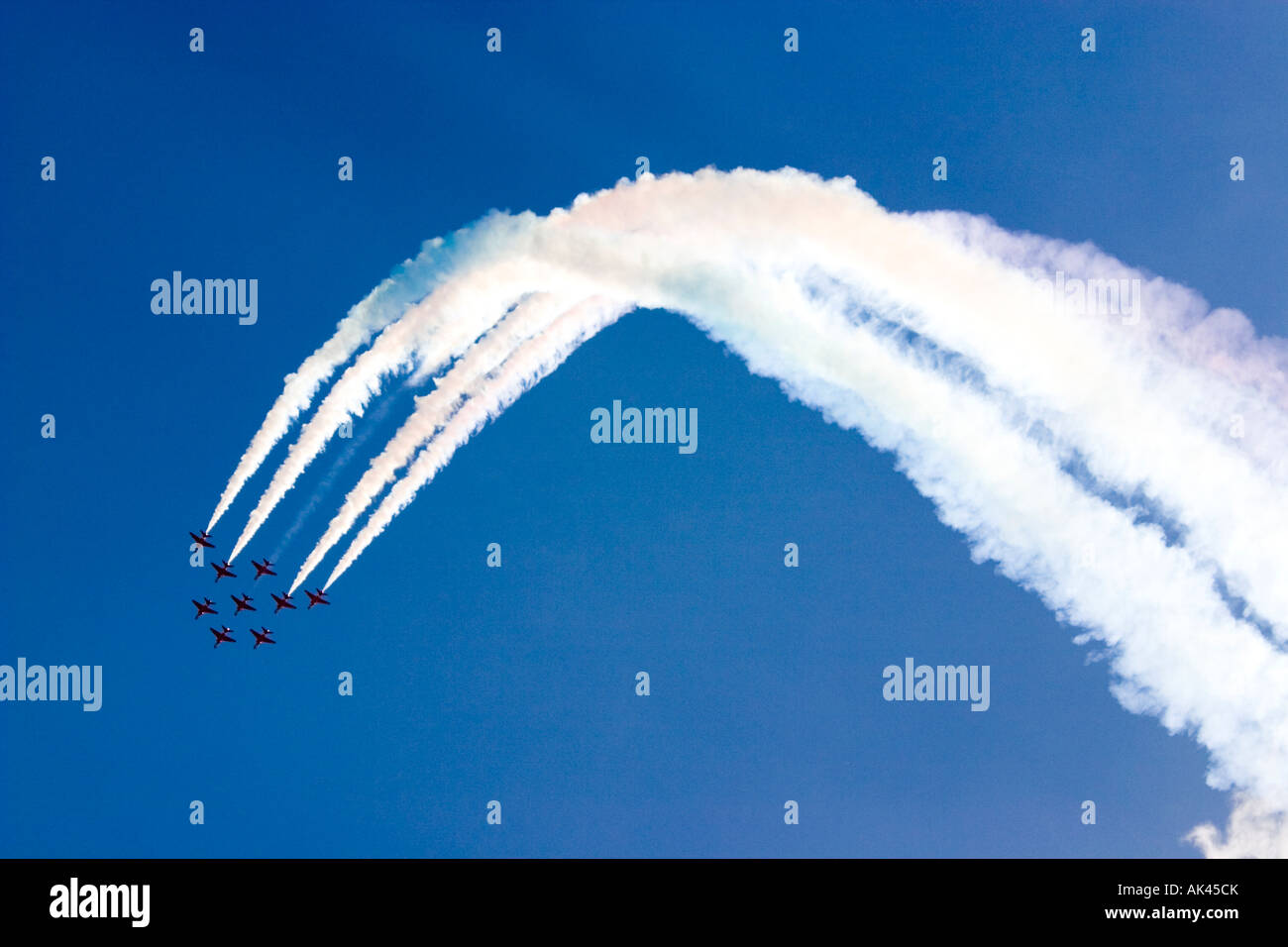 Die Red Arrows Kunstflugstaffel erklingt in Bournemouth, Dorset. Eine Schleife-the-Loop mit weißen Rauch Con Trails Richtfest. Stockfoto