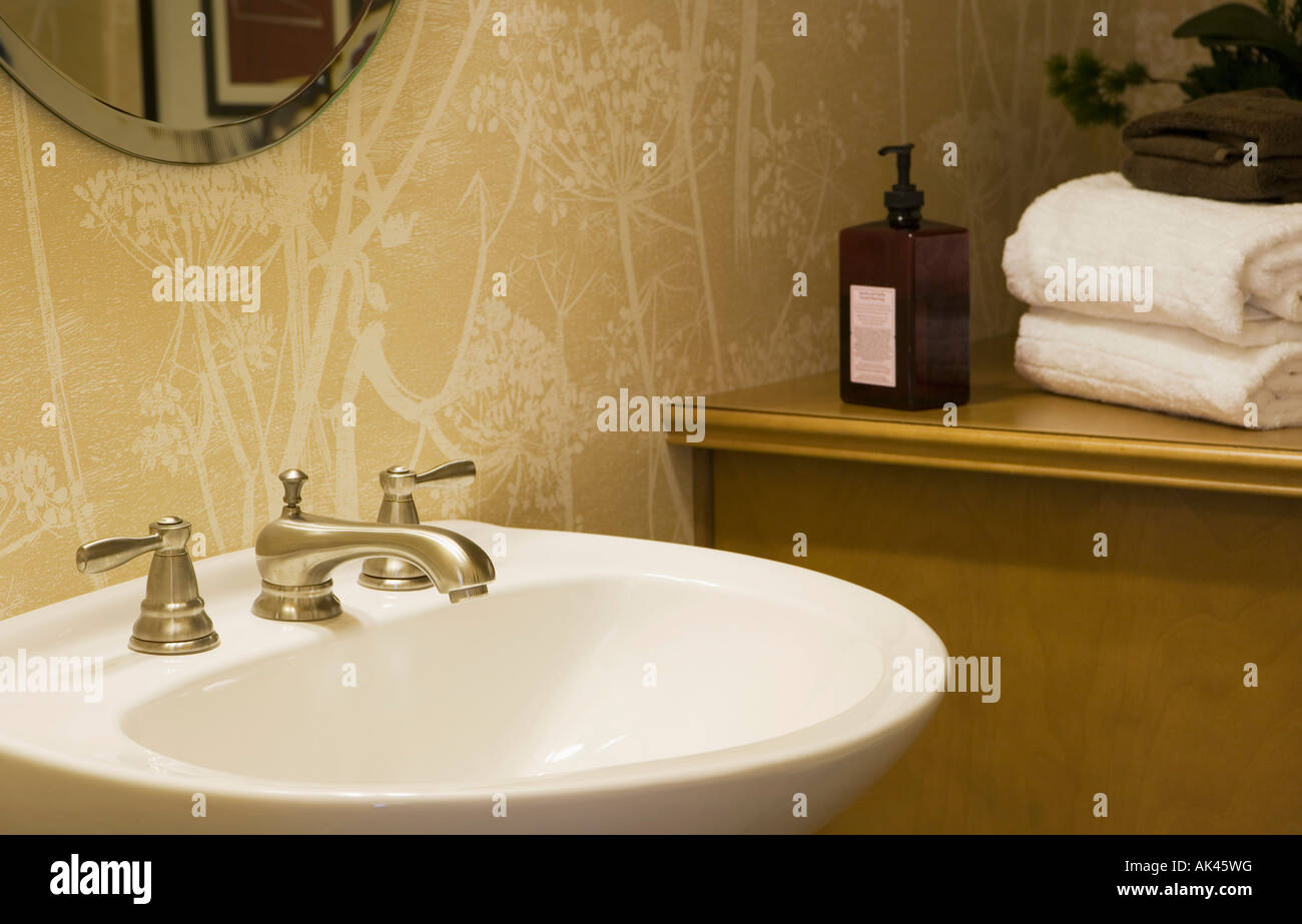 Moderne Badezimmer mit Untersatzwanne Stockfoto