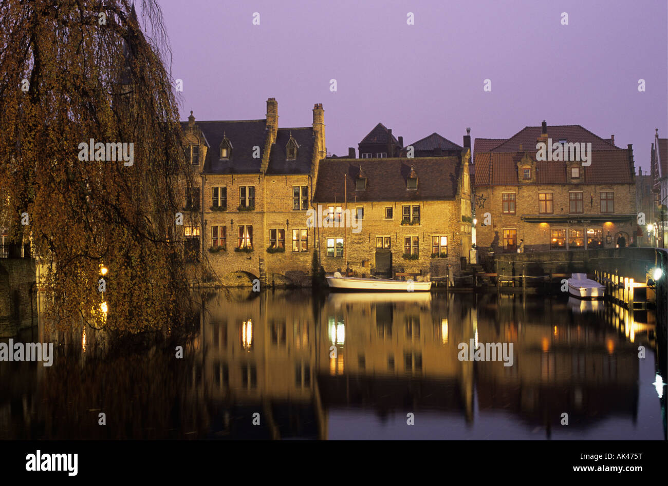 Braambergstraat Brügge Belgien Rozenhoedkaai historischen Altbauten beleuchtet in der Nacht spiegelt sich in "Den Dijver" Kanal von Kai Stockfoto