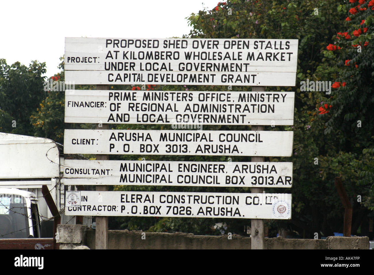 Listing Details der Bauunternehmer und Finanziers Sign. In Arusha, Tansania, Ostafrika, Stockfoto