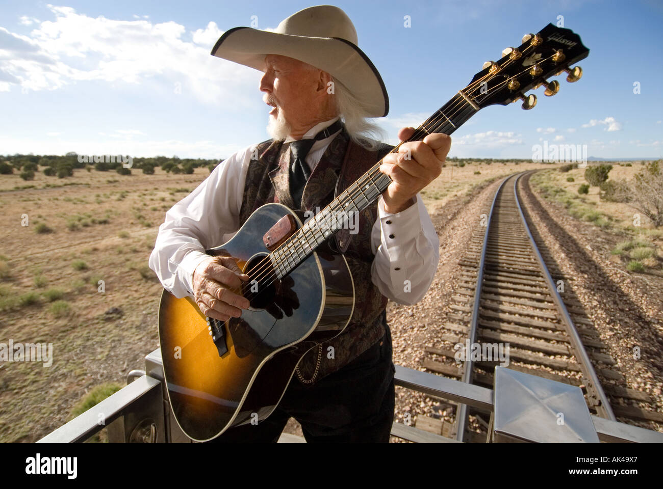 ARIZONA GRAND CANYON RAILROAD ENTERTAINER COLONEL JIM GARVEY SPIELEN GITARRE AUS DEM ZUG CABOOSE Stockfoto