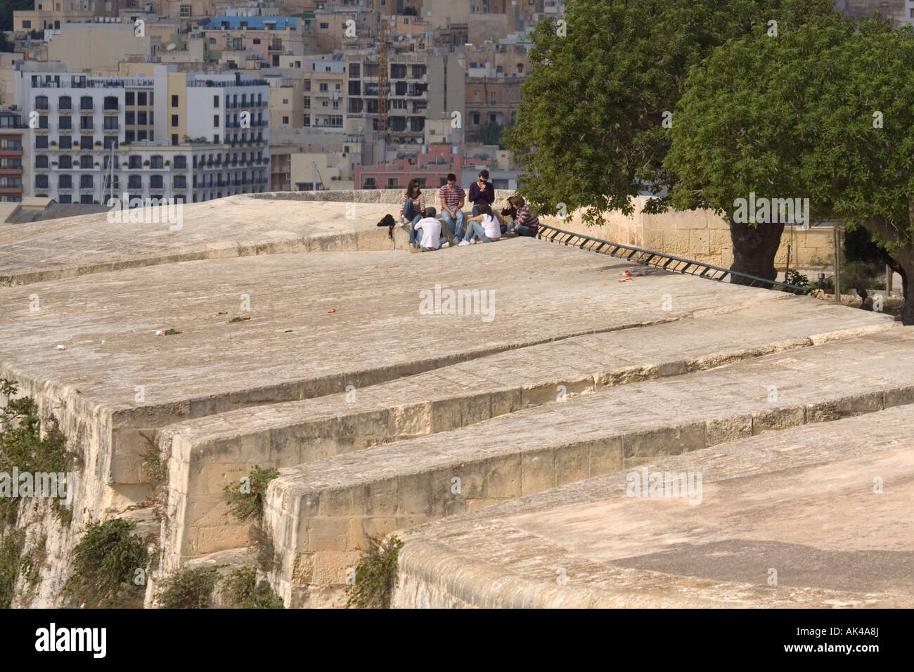 Junge Menschen auf den Bastionen von Valletta in Malta, die die Dicke