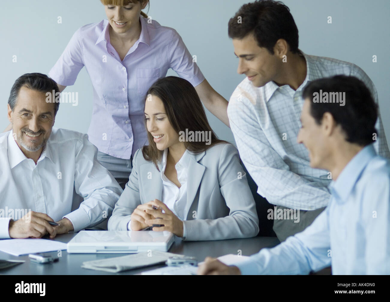Business-Team in zufälligen Begegnung, Lächeln Stockfoto