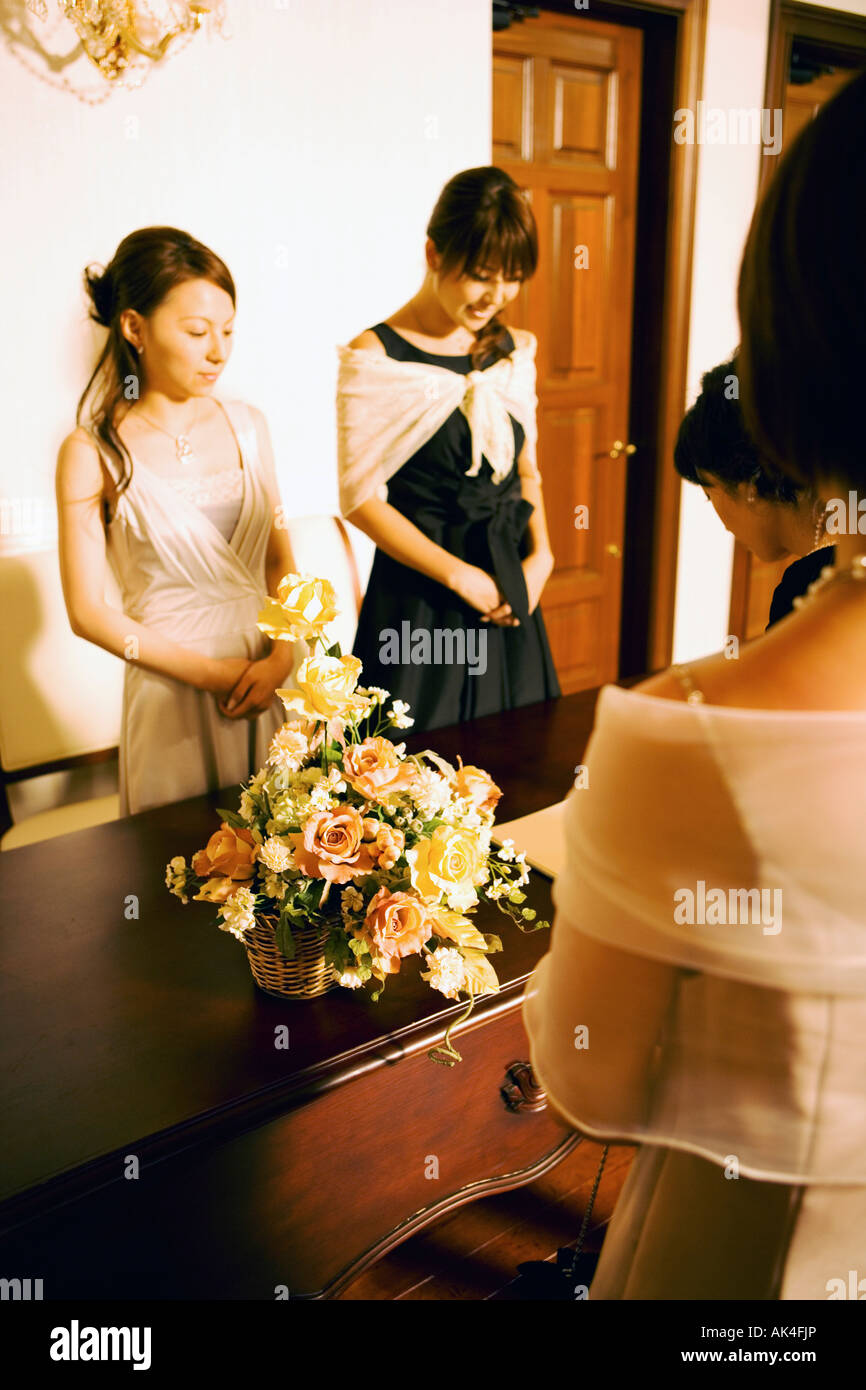 Frau auf Hochzeit Gästebuch anmelden Stockfoto