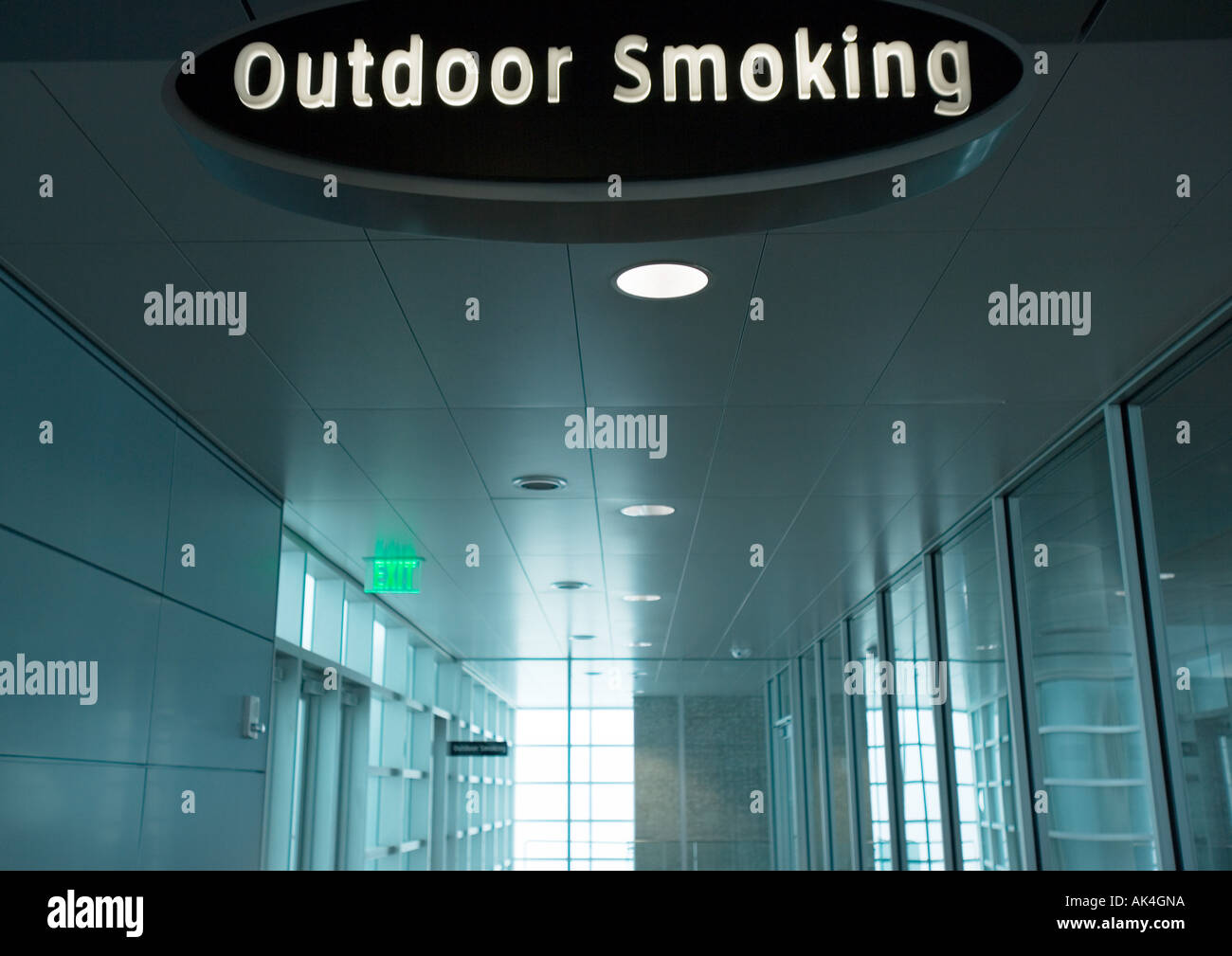 Im Freien rauchen Zeichen im Flughafen Stockfoto