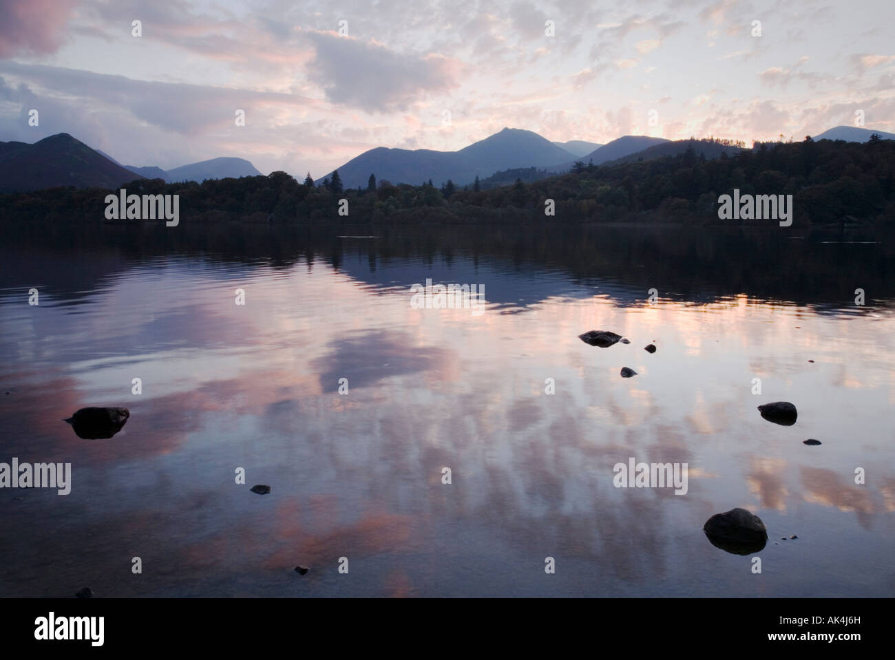 Sonnenuntergang spiegelt sich in den stillen Wassern des Derwentwater im englischen Lake District Stockfoto