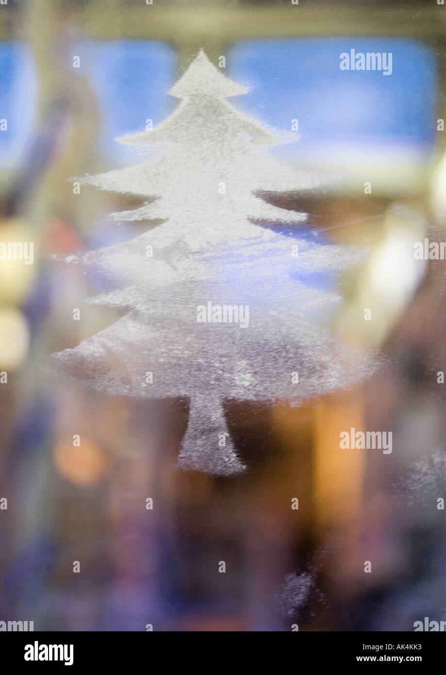 Weihnachtsbaum-Form an Fensterscheibe Stockfoto