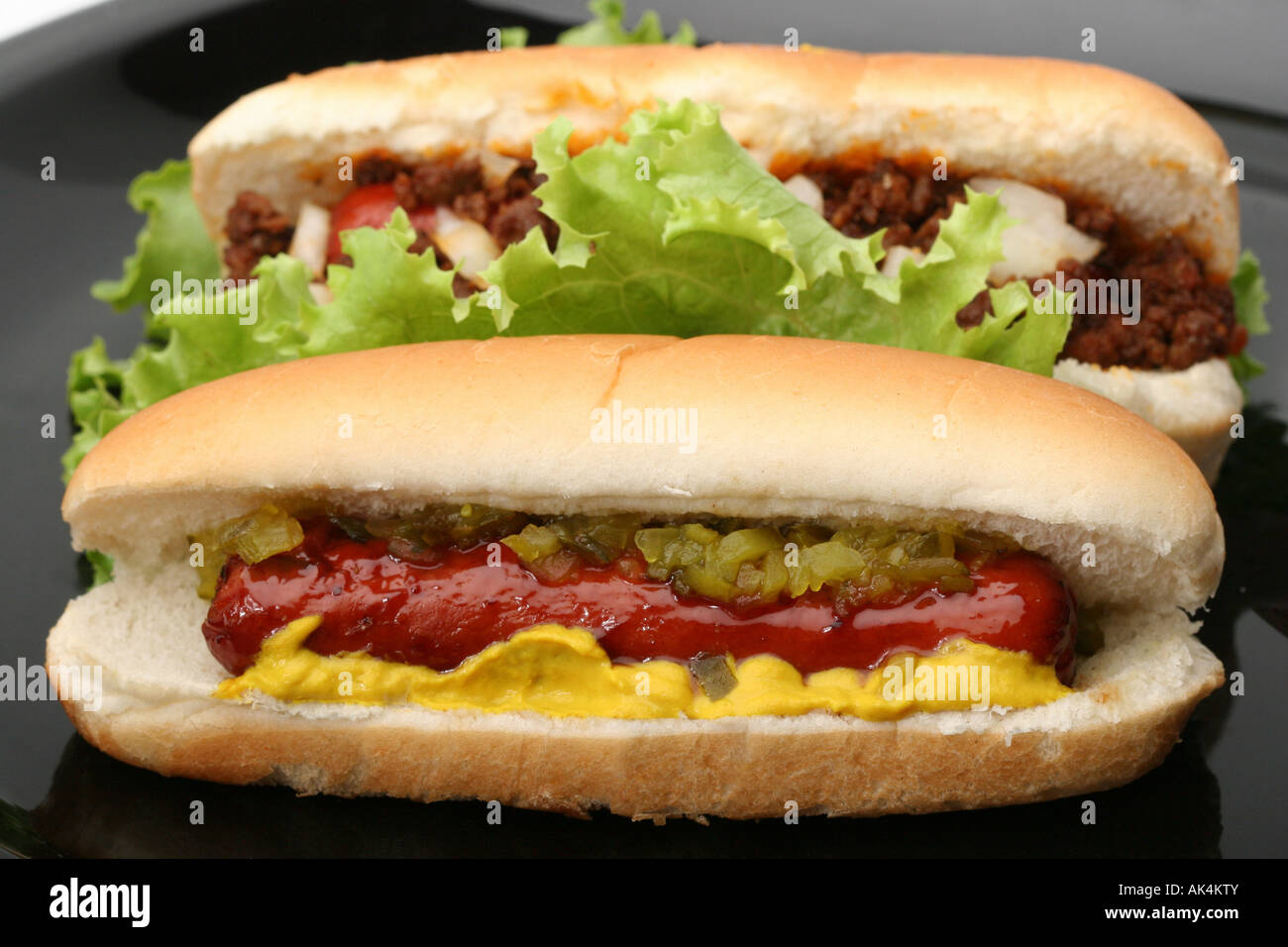 Nahaufnahme von Hot Dogs Hotdog gebratene Würstchen Fast Food auf der Straße Fastfood Niemand