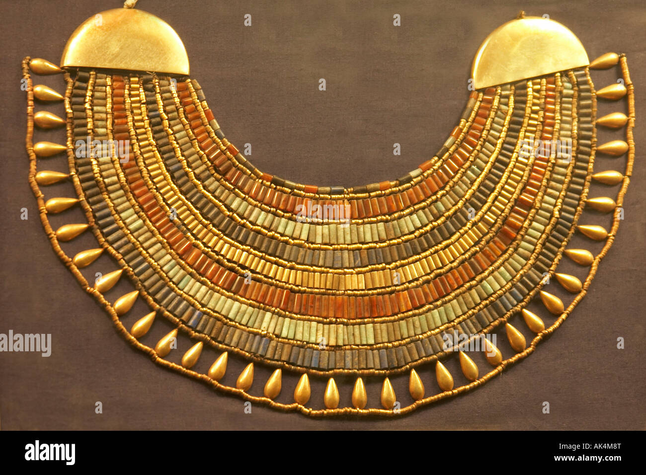 Usekh Kragen mit gold-Terminals und Anhänger und Perlen aus Halbedelsteinen, Prinzessin Itaweret angehören Stockfoto
