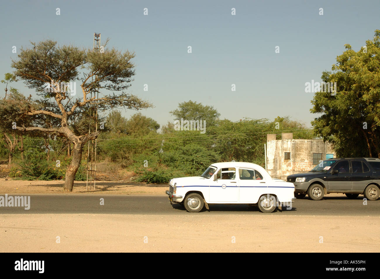 Botschafter-Auto auf einem indischen Highway in Rajasthan Stockfoto