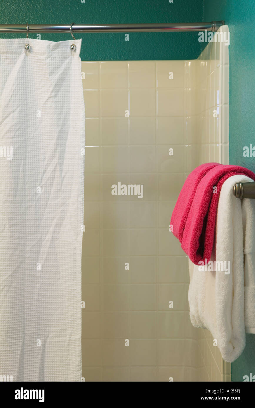 Zeitgenössische Petrol / Bad mit weißen Dusche und Duschvorhang Stockfoto
