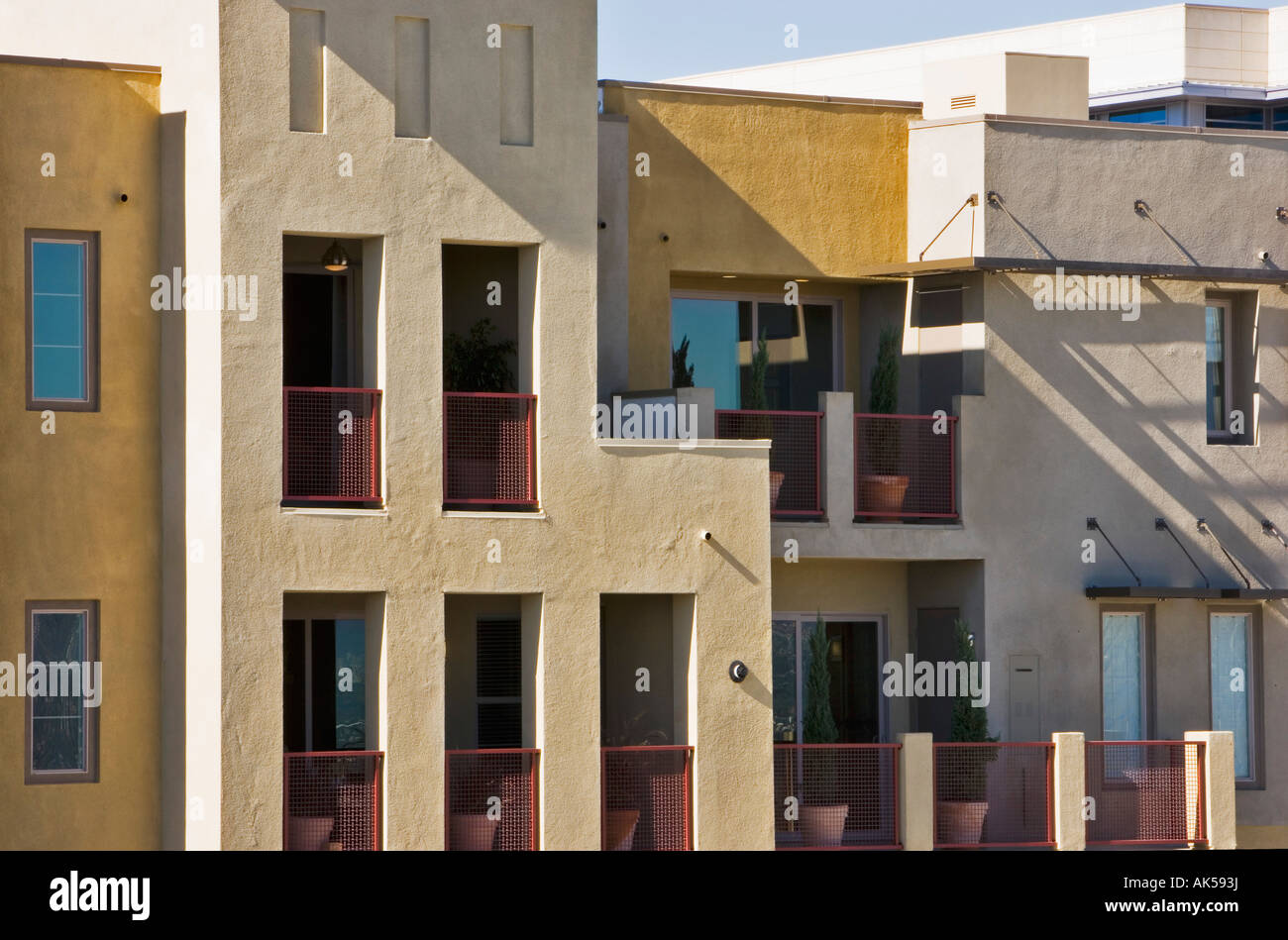Außenaufnahme des zeitgenössischen Eigentumswohnungen/Häuser Stockfoto