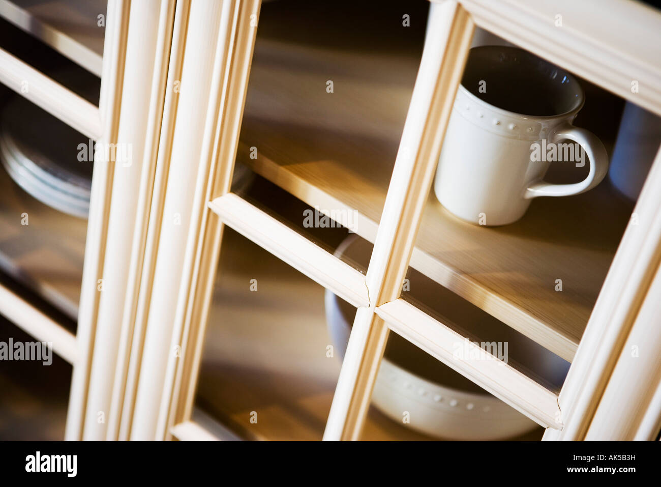 Schrank/Regal mit weißen Tassen innen anzeigen Stockfoto