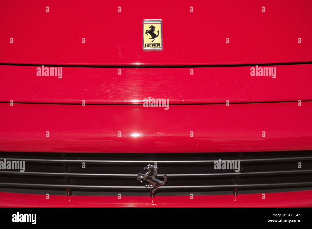 Emblem Motorhaube und Grill auf 1997 F355 Berlinetta Ferrari bei italienischen Concours d Eleganz Car show im Pier 62 auf Seattle Washington Stockfoto