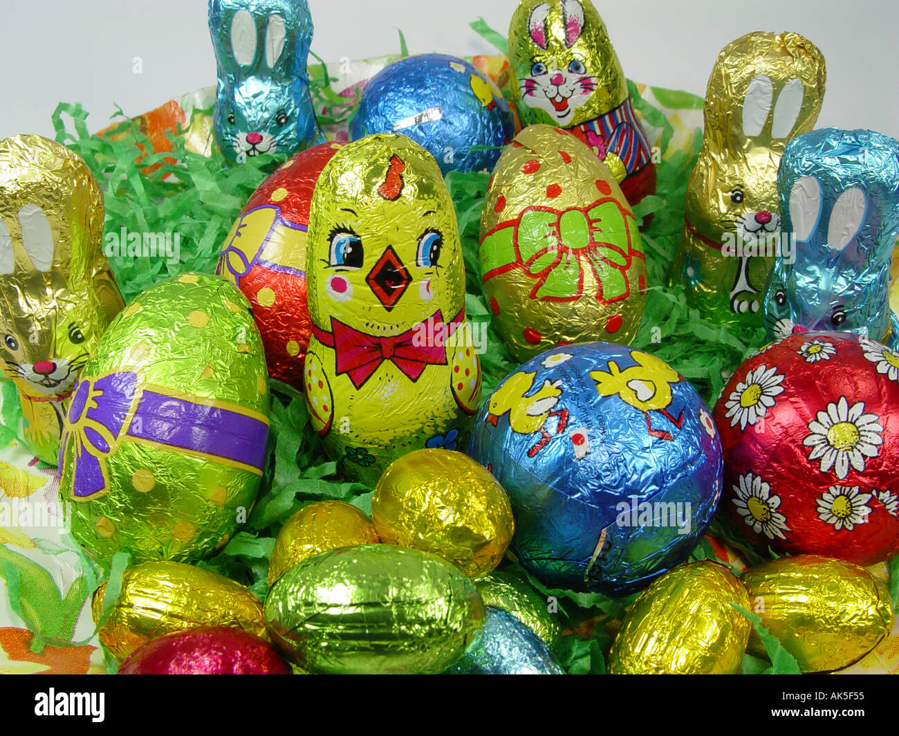 Osternest als Kind Überraschung zu Ostern mit Süßigkeiten und Eiern Stockfoto