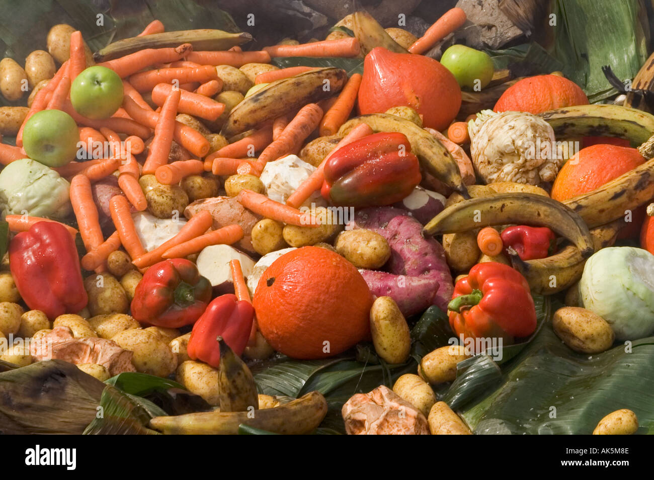 Curanto Kochen in der Erde Ofen Gemüse kochen auf heißen Steinen Stockfoto