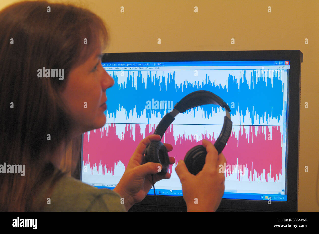 Studierender audio Wellen am Computer-Bildschirm und projizierten Hintergrund Stockfoto