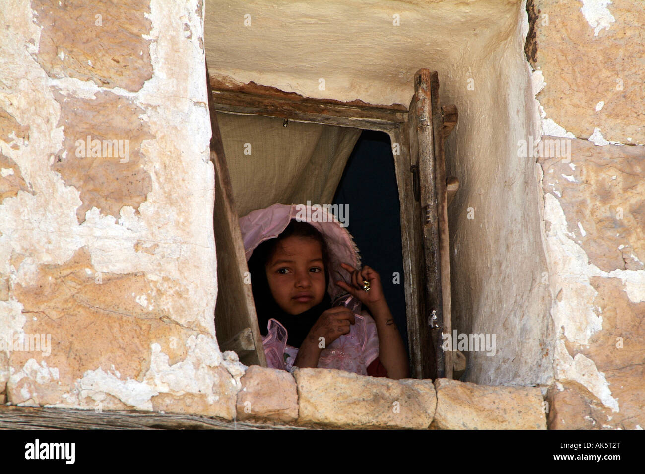 Mädchen am Fenster / Taiz Stockfoto