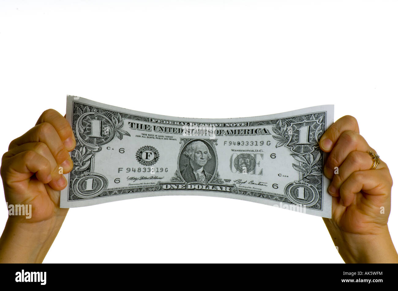 Dollar Bill USA gestreckt zwischen beiden Händen Stockfoto