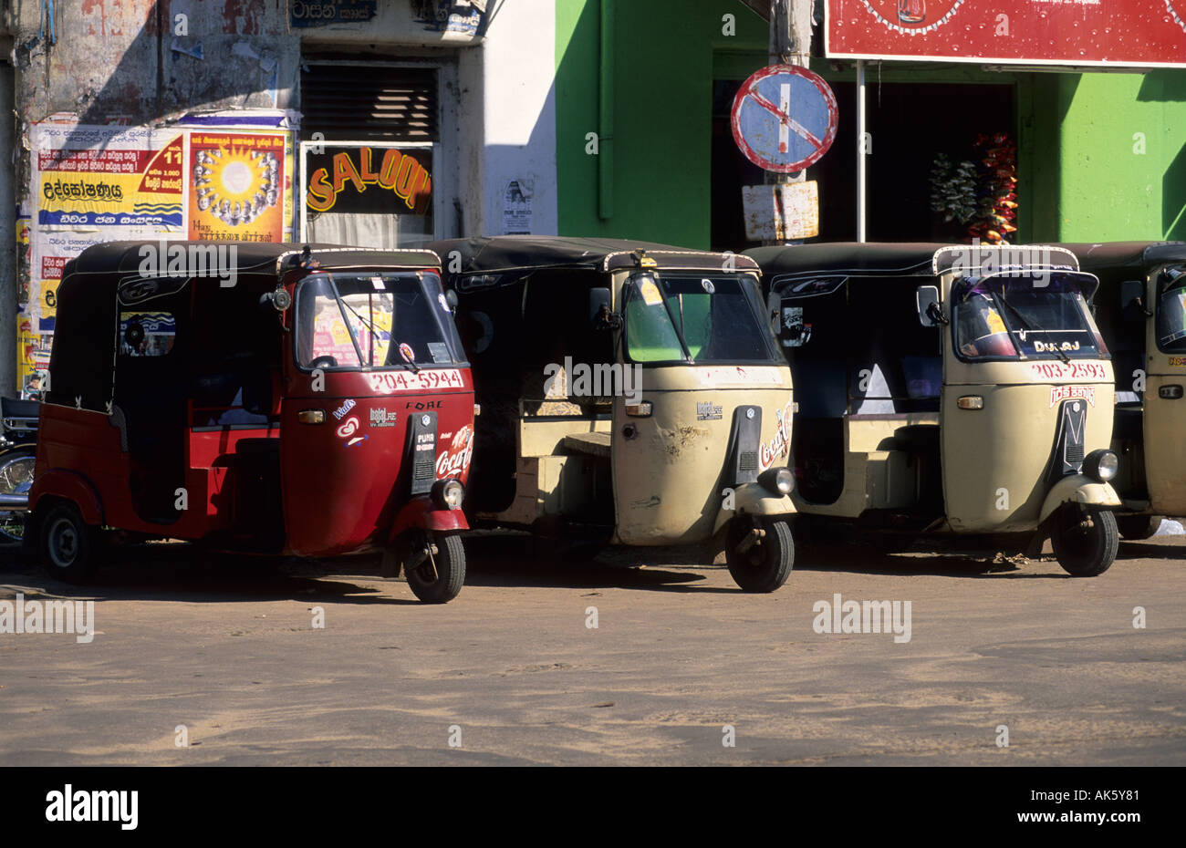Parkplatz für Tuk Tuk oder Dreirad Taxi in Negombo Stockfoto