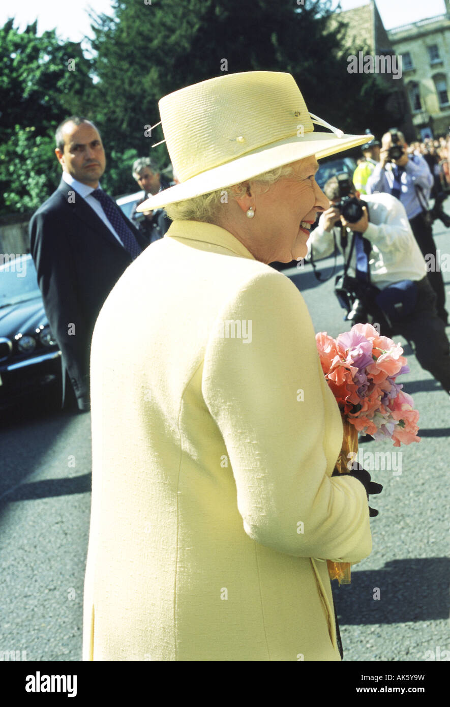 Königin Elizabeth II auf Walkabout während eines Besuchs nach Cambridge, England am 8. Juni 2005. Stockfoto