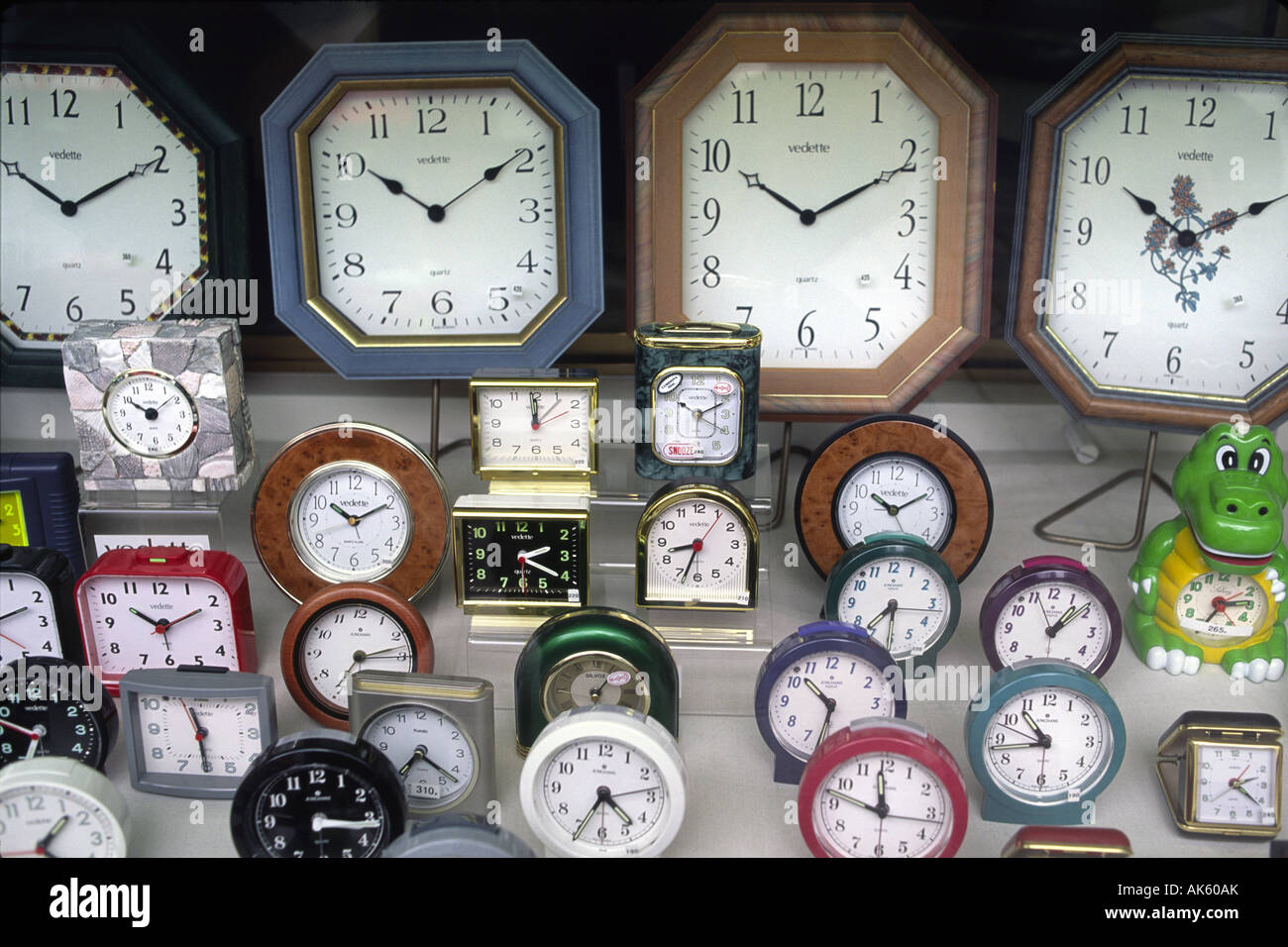 Eine Sammlung von Uhren im Schaufenster Stockfoto