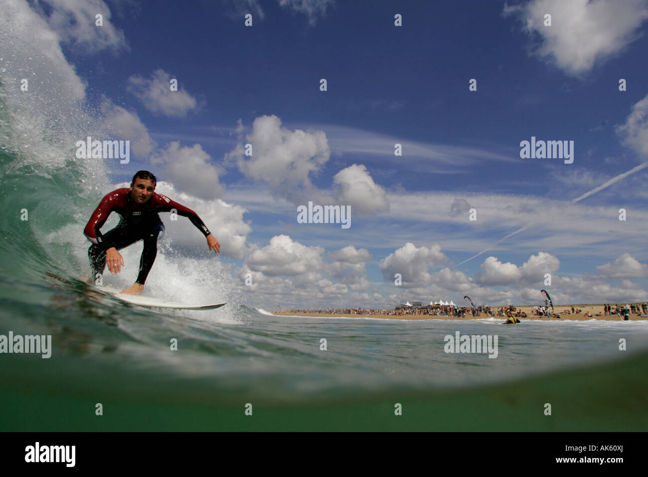 Ein Mann surft auf eine Welle in Hossegor auf der südwestlichen Küste von Frankreich Stockfoto