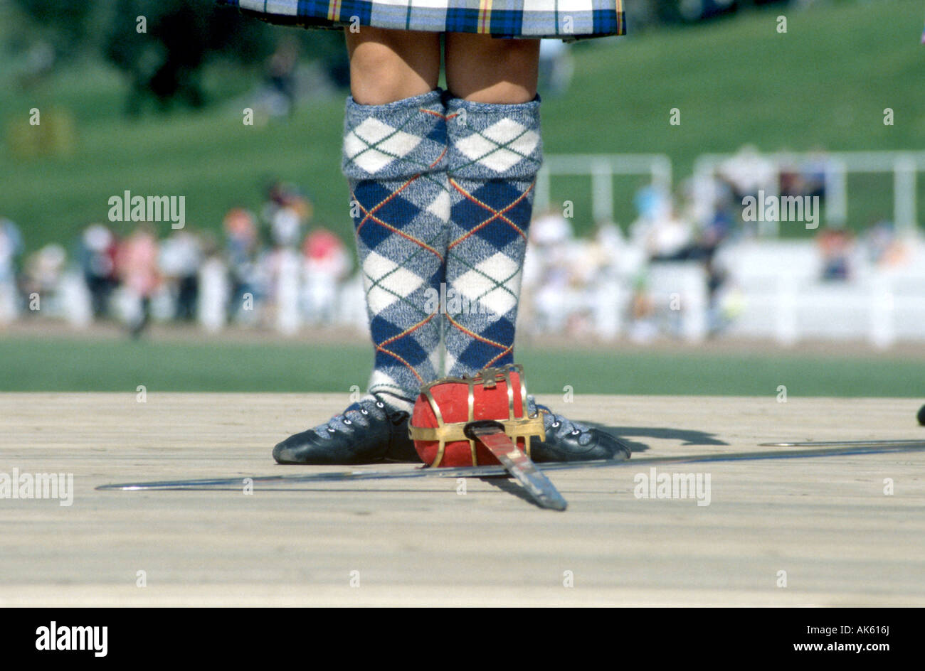 Schwerttanz bei einem schottischen Highland Dancing Wettbewerb bei der Cowal Versammlung, Dunoon, Schottland Stockfoto