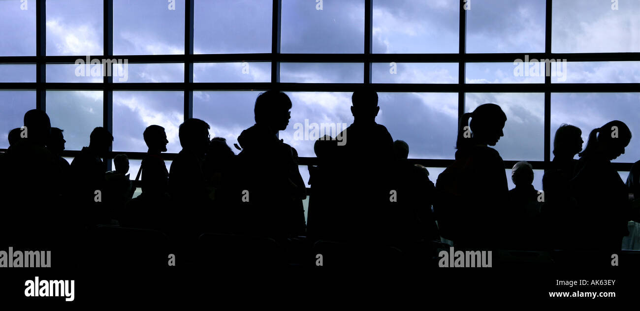 Menschen in der Schlange bei der Flughafen-silhouette Stockfoto