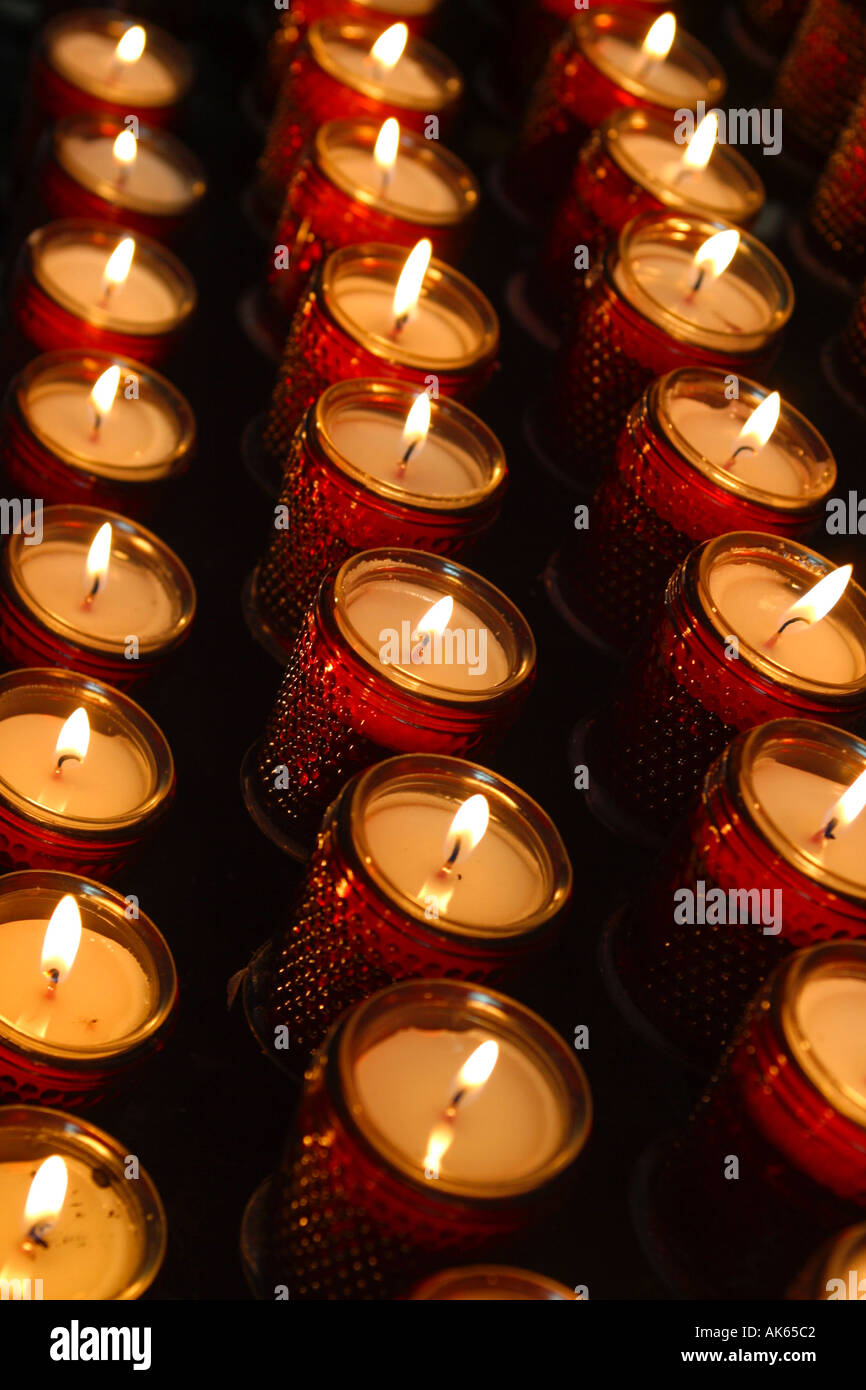 Brennende Kerzen in Kirche Brennende Kerzen in der Kirche Europa Europa Christentum weiterin Hochformat vertikale Innen indoor Stockfoto