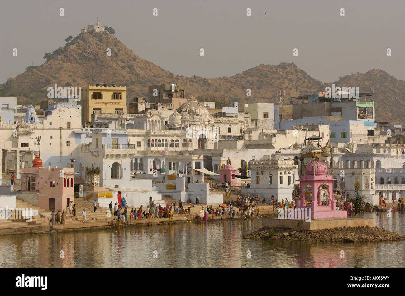 Die Gläubigen, die die Sarovar oder Pushkar-See mit seiner 52 Ghats, Bad gekommen sind. Pushkar, Rajasthan. Indien. Stockfoto