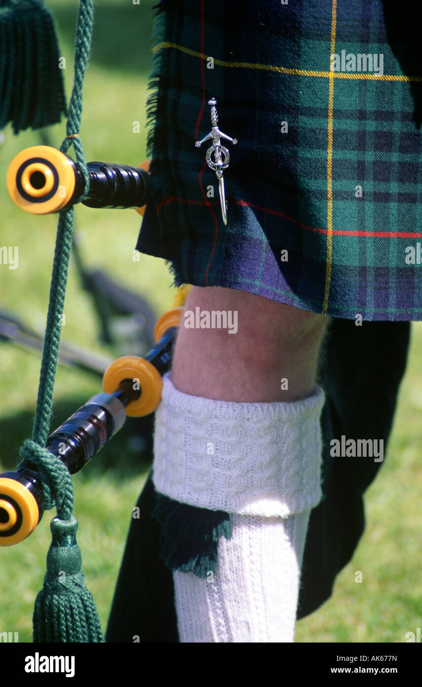 Nahaufnahme eines Satzes von Dudelsack neben einem Spieler traditionellen Kilt. Stockfoto