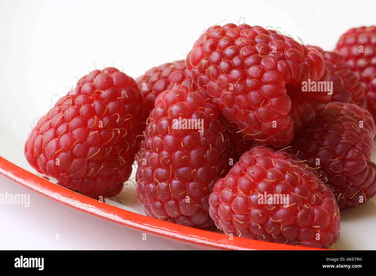 Frische Himbeeren Rubus Idaeus auf einem Teller Stockfoto